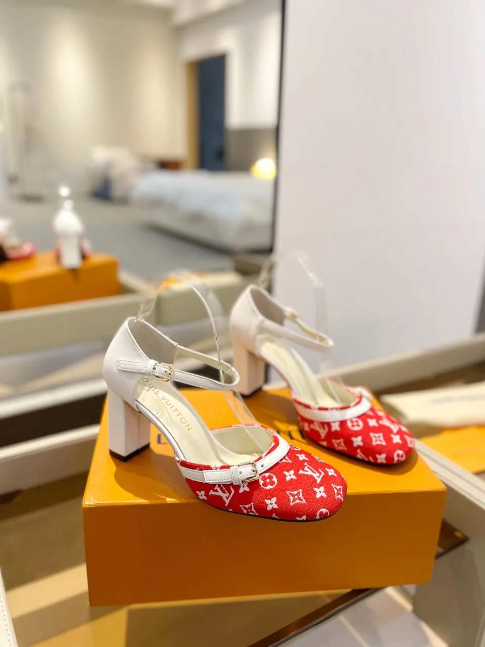 👟👟Ex-factory price 640👟👟 2024 latest L✔ The latest catwalk style slippers from L✔ Home counters, official website series updated simultaneously, perfect last + LV new element button design, full of femininity, noble temperament, original reverse mold last, ultimate 1:1 shape, high-end quality, imported high-end fabrics showing exquisite texture! Fabric: LV denim Lining: high-quality soft sheepskin lining Feet: imported goatskin Customized A-grade high-density private mold outsole, luxurious packaging! 8 cm thick heel Size: 34-42, (34, 40, 41, 42 customizations are non-refundable)